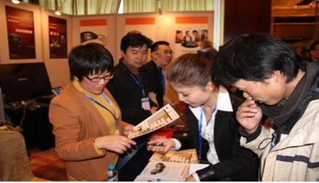 工作人員解答觀眾的問題與疑慮