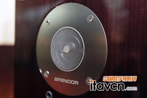 思奔達D7揚聲器裝載的全新18cm中低音單元,采用創新的EP77聚合物錐盤