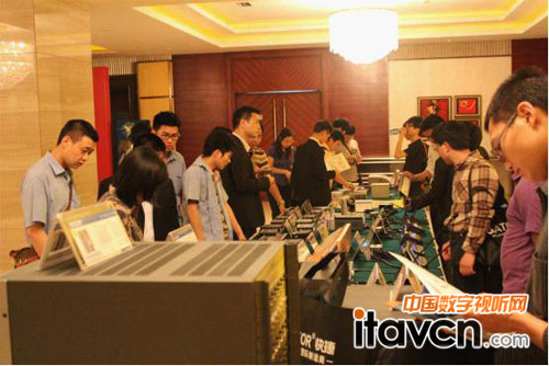 “CM”模塊化高清系統(tǒng)展示區(qū)前人頭攢動