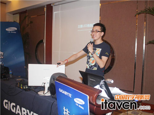 三星顯示器產品經理周全在做產品講解