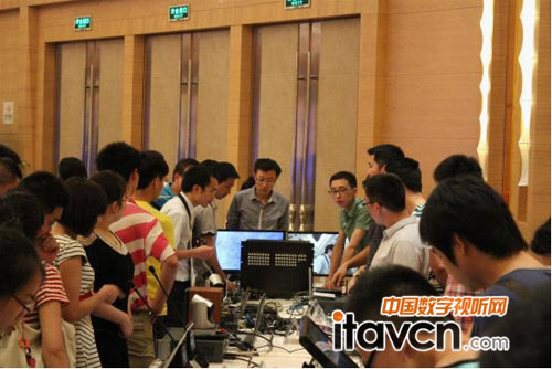 “CM”模塊化高清系統展示區前人頭攢動