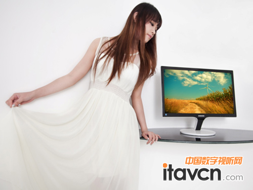 引領黑白炫酷風 三星悅白顯示器玩轉時尚潮流