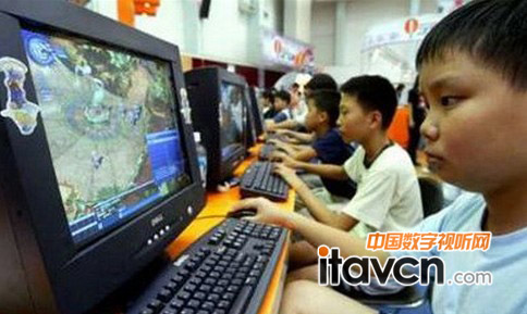 正在玩電腦游戲的孩子(圖片來自網絡)