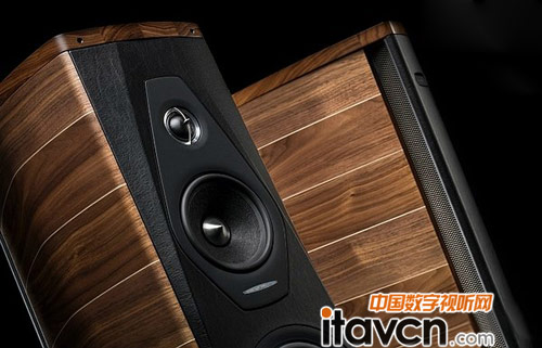 Sonus Faber回歸自家最經典設計,采用實木與皮革包覆打造箱體,頂板與底板使用胡桃實木