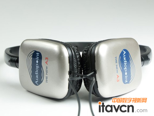 A3使用30mm動圈式單體,原廠提供的頻率響應(yīng)數(shù)據(jù)指出,低頻可沉潛至10Hz