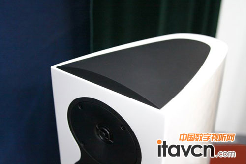 F206備有一個(gè)黑色軟質(zhì)的頂蓋,以特定的弧線帶出很好的線條