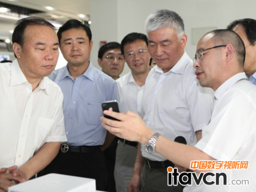 王志剛(右三)觀看通過(guò)手機(jī)客戶端操作“視頻7”的演示
