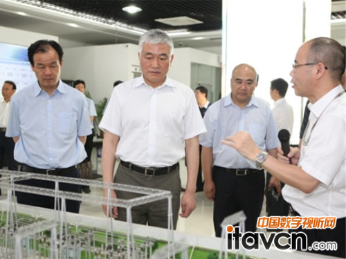王志剛觀看海康威視電力行業(yè)可視化管理系統(tǒng)