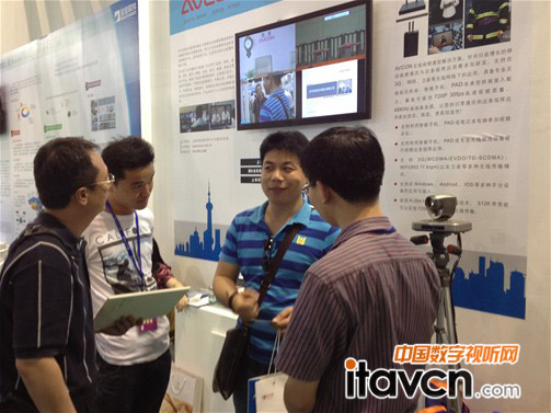 工作人員為參觀華平展臺(tái)的觀眾進(jìn)行講解