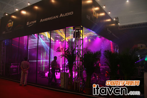 美國ADJ集團炫彩舞臺燈光亮相PALM2013