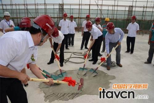 出席利亞德北京亦莊LED產業園一期封頂奠儀式的領導共同澆筑結構