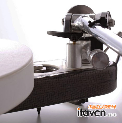 Rega Naiad的轉盤為航空級陶瓷制造,鈦骨架及垂直軸承座配合鈦唱臂組件