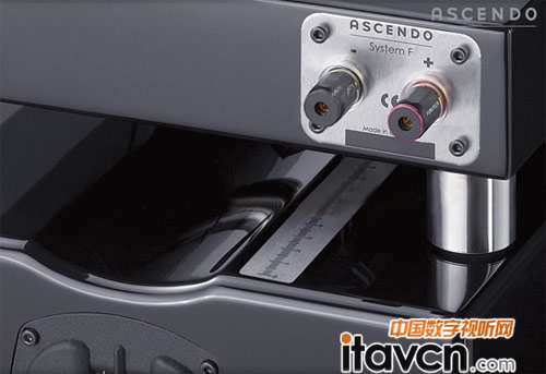 TOS聲場(chǎng)優(yōu)化鋁帶單元安裝于箱體背面,其高頻反射與擴(kuò)散度經(jīng)過計(jì)算機(jī)精確數(shù)據(jù)分析