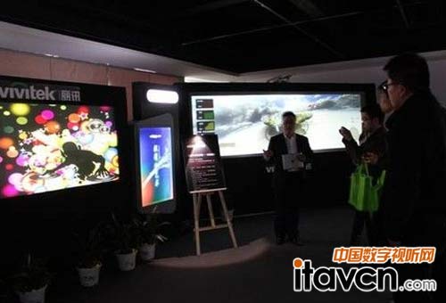 QUMIQ5多臺(tái)拼接展現(xiàn)出絕佳色彩引大家拍照留念