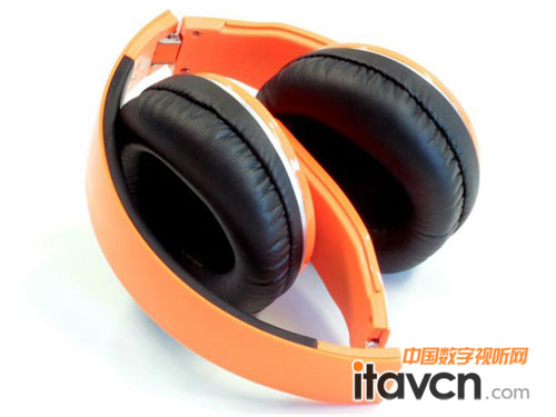 Vortice Over Ear屬罩耳式便攜耳筒,使用50mm大型單元,可折疊