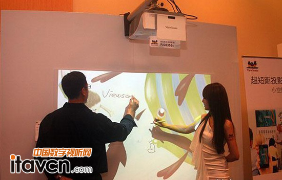 超短焦交互投影機(jī)可以讓用戶直接在墻壁上書寫作畫