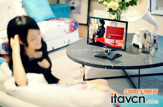 三星“晶致”S24C570HL顯示器還有一個獨特的設計