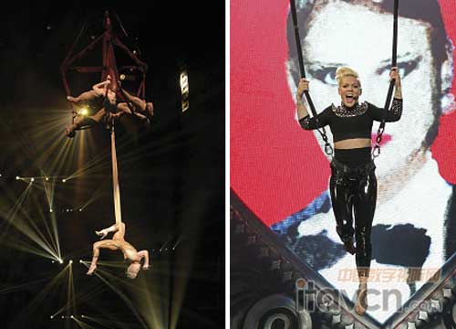 愛的真諦2013 / 2014巡演中P!NK呈現了大量的空中特技動作 P!NK戴著為她特別定制的Sennheiser入耳式監聽 / 無線話筒整合設備