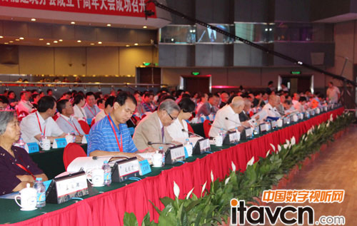 會(huì)場(chǎng)嘉賓席采用HCS-8318系列無紙化多媒體會(huì)議終端