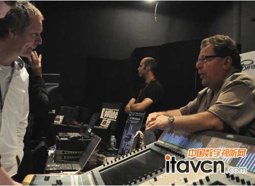 CADAC 劇院音頻顧問Tom Benson (右) 與百老匯聲音設(shè)計(jì)師Mick Potter