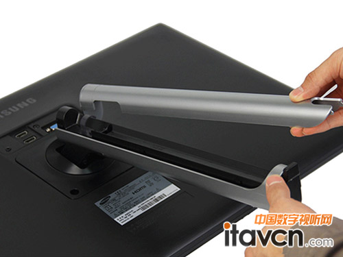 三星擎天S27C750P顯示器支架上帶有隱藏式束線設(shè)計(jì)