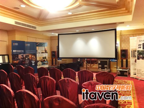 圖二&圖三,展會主會場使用的彎月框架A4K 透聲幕-Curve235-158A4K(158寸2.35:1)