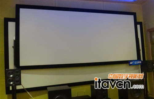 展會現場億立AcousticPro-4K 透聲投影幕 PVR138WH1W-A4K