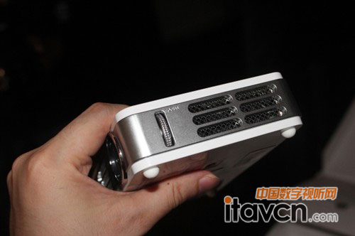 QUMI Q5身材嬌小 便于攜帶