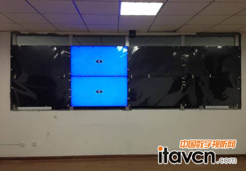 拼接完成后仔細(xì)調(diào)試中