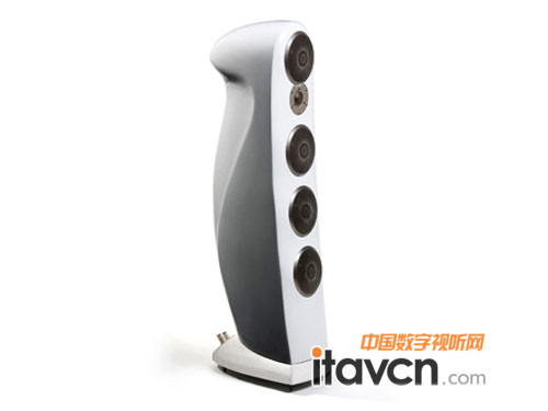 箱體也是不規則弧形,但原廠沒有強調采用碳纖維制成