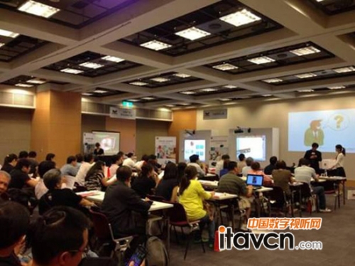 參展人士專注優派投影新品特點講解