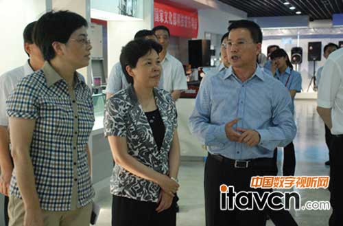 浙江省委常委、 省宣傳部部長葛慧君聽取音王集團董事長、總裁王祥貴講述企業發展史