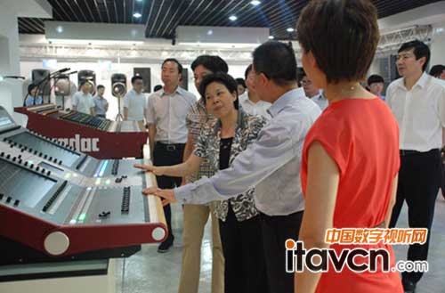 浙江省委常委、省宣傳部部長葛慧君認真了解音王文化部科技提升項目