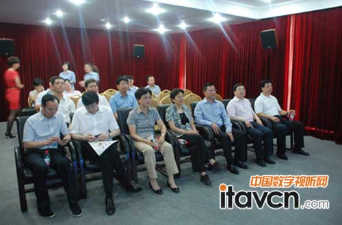 省市領導在視聽室體驗音王產品效果