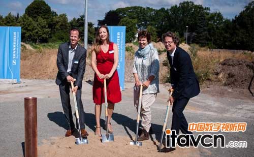 創新園區奠基典禮(從左至右):Andreas Sennheiser博士、Alannah Sennheiser、Karin Sennheiser 和 Daniel Sennheiser