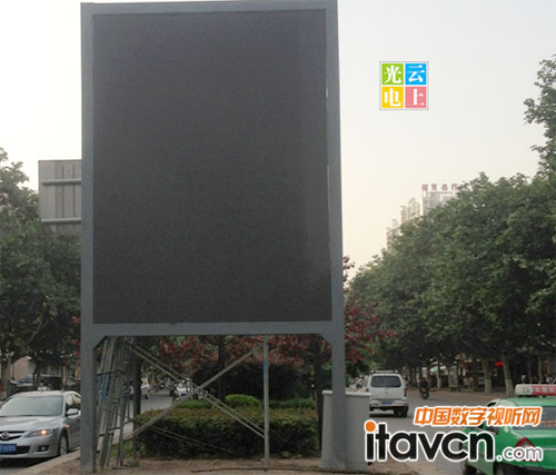 云上光電多功能交通誘導LED全彩屏亮相西安交通要道路口