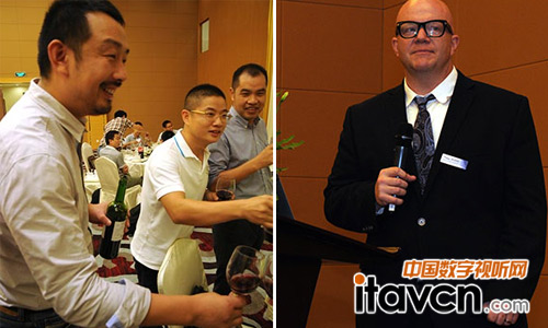 北京合瑞創(chuàng)展公司領(lǐng)導(dǎo)劉俊濤在招待客戶(左)寶迪公司市場(chǎng)總監(jiān)Eric Boyer先生在會(huì)上發(fā)言(右)