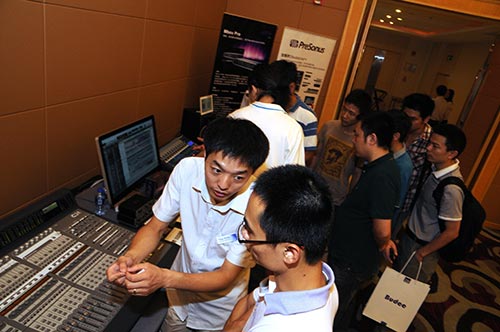 北京合瑞創(chuàng)展公司李連軍 先生在為客戶講解AVID 產(chǎn)品