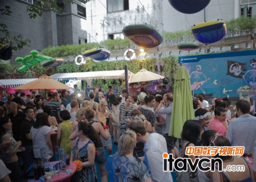 賓客置身地中海的水中派對(duì)