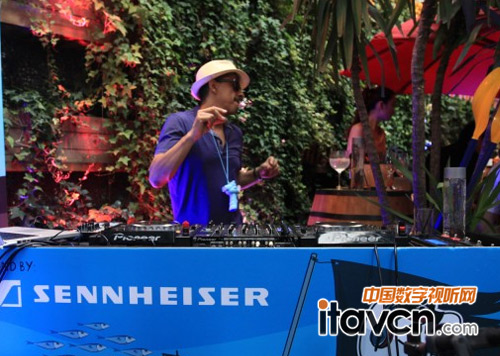 DJ Amar在主題DJ工作臺(tái)打碟