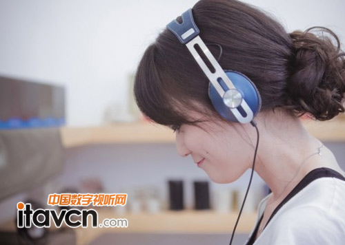 賓客在Sennheiser體驗(yàn)中心戴上MOMENTUMOn-Ear藍(lán)色耳機(jī)享受音樂(lè)