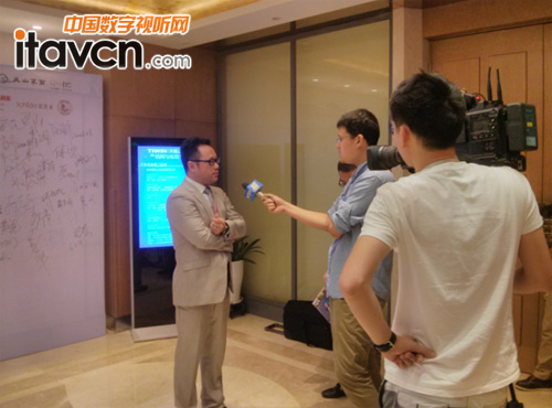 信頤數字標牌助力2013鄰客電商高峰論壇--現場采訪