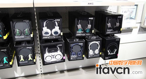 AKG多款多彩耳機參展