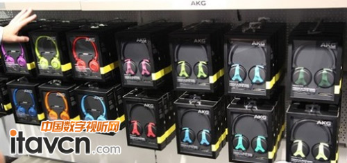 AKG多款多彩耳機參展