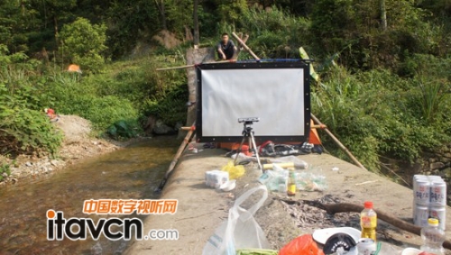 躺在水旁邊,山的空氣很好,還有電影、美食加啤酒