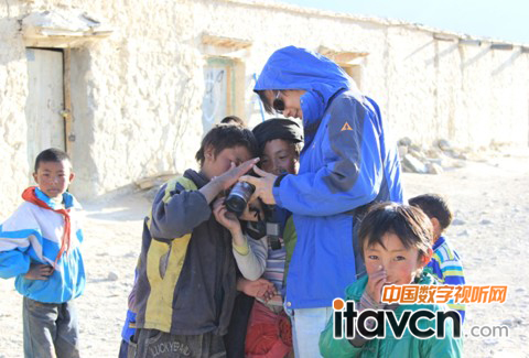 在西藏的時候,那里的小孩子,連拍張照片都非常的興奮