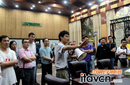 迪士普企業董事長王恒先生同來迪士普生產中心參觀考察的與會人員交流