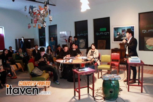 媒體朋友紛紛留下QUMI Q7倩影