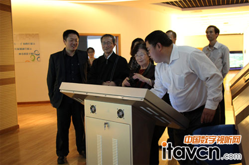 胡教授與夫人感受清投T-Show系統