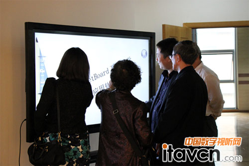 胡教授與夫人感受清投電子白板